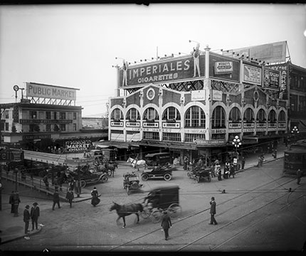 1907: Pike Place Market Opens